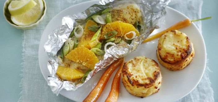 Картопляний гратен з сиром ементалер, порцією тріски та морквяними цукатами