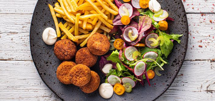 Фрикадельки з тунця з домашнім салатом та тонкою картоплею фрі Super Crunch Julienne