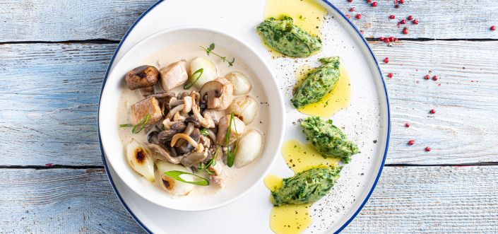 Курячий гуляш з печерицями та зеленою цибулею, подається з пюре зі шпинату