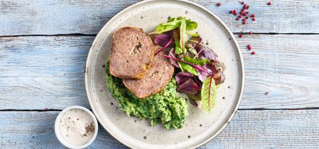 Римська печеня з салатом і соусом айолі, подавана з пюре зі шпинату