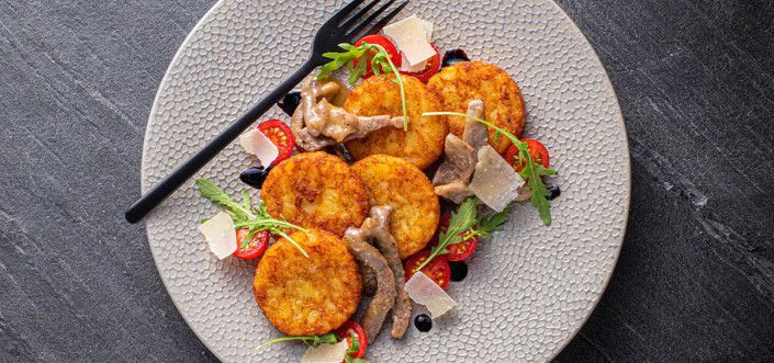 Placuszki Rösti z paskami wołowiny, warzywami i Parmigiano Reggiano