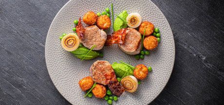 Mini Rösti з медальйонами зі свинячої вирізки з хрумким беконом та кремом зі свіжого горошку