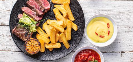 Антрекот на грилі, що подається з картоплею фрі Steak Fries та домашніми соусами
